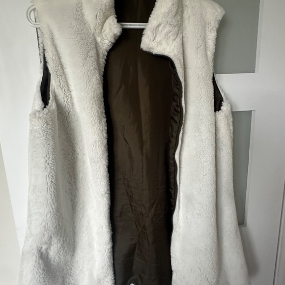 Faux fur vest - Picture 3 of 5